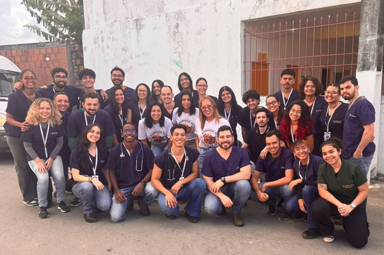 Foto mostra participantes da ação de atendimento veterinário a animais.