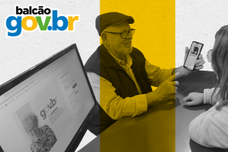 A imagem publicitária de divulgação do Ministério da Gestão e da Inovação em Serviços Públicos (MGI) apresenta o logotipo "balcão gov.br" no canto superior esquerdo e está dividida verticalmente por uma faixa amarela centralizada sobre um fundo majoritariamente em tons de cinza. Na cena, um senhor idoso usando óculos e boina está sentado à mesa, sorrindo e apontando para a tela de seu smartphone, que exibe o aplicativo do governo, enquanto interage com uma atendente posicionada de costas no canto direito. Em primeiro plano, no canto esquerdo, destaca-se um monitor de computador voltado para o homem, exibindo a página inicial do portal gov.br, sugerindo um ambiente de suporte presencial para a inclusão e o atendimento digital ao cidadão.