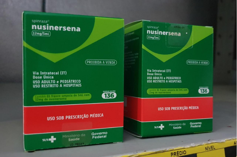 Foto mostra duas caixas do medicamento nusinersena sobre prateleira cinza