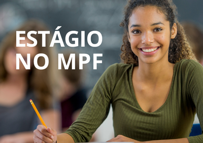 Estudante sorrindo, sentada, com lápis na mão. Inscrição Estágio no MPF