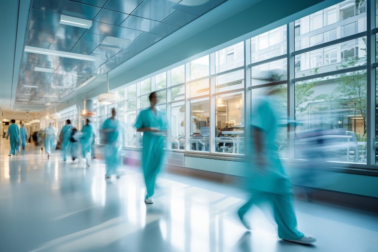 Foto mostra servidores em um corredor de hospital