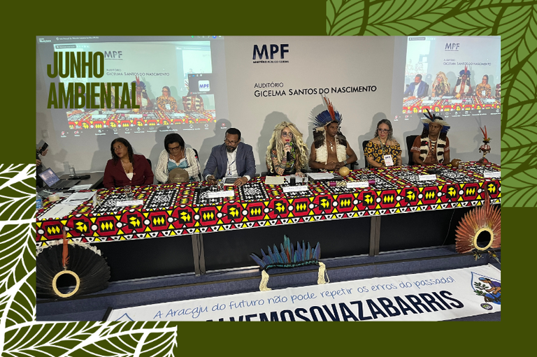 Mesa de debate no auditório Gicelma Santos do Nascimento, do Ministério Público Federal (MPF), durante o evento "Junho Ambiental". Sete participantes estão sentados lado a lado atrás de uma mesa comprida, coberta com uma toalha de grafismos indígenas coloridos. Entre os integrantes, há lideranças indígenas usando cocares e trajes tradicionais, além de outras autoridades civis. Ao fundo, duas telas transmitem o evento por videoconferência. À frente da mesa, no chão, há cocares expostos e uma faixa branca com a inscrição: "A Aracaju do futuro não pode repetir os erros do passado! #SALVEMOSOVAZABARRIS". A imagem possui uma moldura verde-oliva com padrões de folhas e o texto "JUNHO AMBIENTAL" no canto superior esquerdo