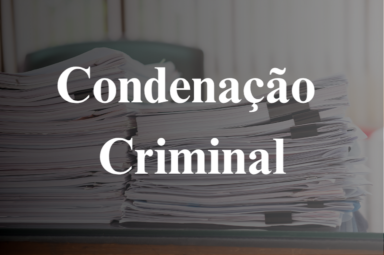 A imagem mostra uma documentos empilhados, sugerindo um ambiente de trabalho jurídico ou administrativo. Os papéis estão desorganizados e alguns possuem pastas presas, indicando volume e importância. Em primeiro plano, há o título "Condenação Criminal" em letras brancas e grandes, centralizado sobre a pilha. O fundo é levemente desfocado, mas revela uma mesa e o ambiente ao redor, criando uma atmosfera séria e profissional. A combinação de elementos sugere um tema relacionado ao sistema de justiça e processos legais.