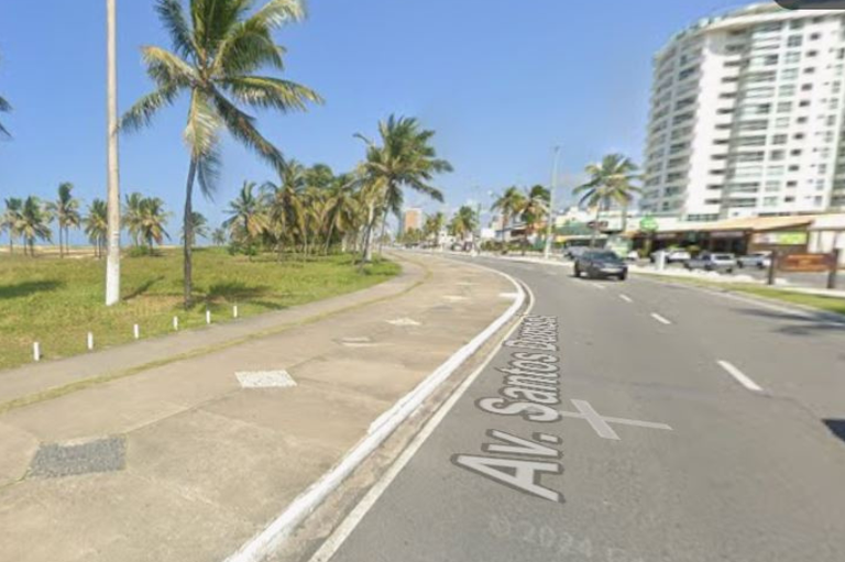 foto mostra avenida na orla de Atalaia, em Aracaju, com avenida asfaltada, palmeiras ao lado esquerdo, e construções ao lado direito