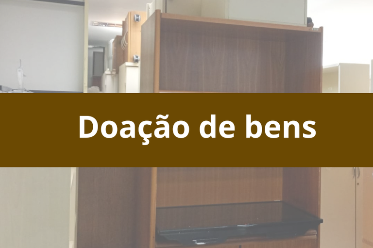 Imagem ao fundo, em transparência, que mostra parte dos itens que estão disponíveis para doação, como armários de escritório. Há uma tarja marrom e a inscrição em branco Doação de Bens.