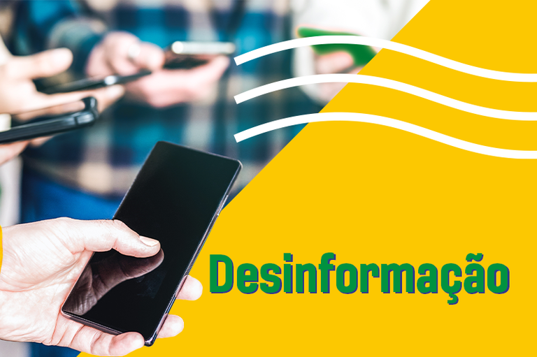 Uma imagem digital dividida diagonalmente. Do lado esquerdo, em um fundo desfocado, várias mãos seguram e mexem em smartphones, com destaque para uma mão em primeiro plano segurando um aparelho preto na vertical. Do lado direito, há um fundo amarelo vibrante que traz, na parte superior, três linhas onduladas brancas e paralelas e, na parte inferior, a palavra "Desinformação" escrita em letras verdes com contorno roxo.