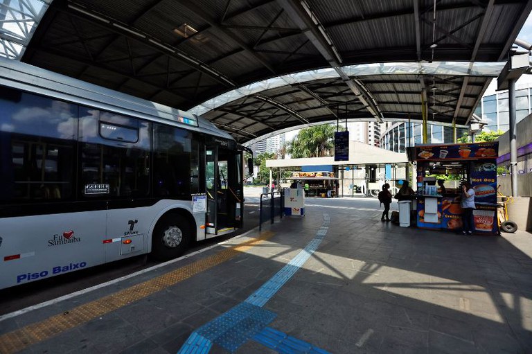 Imagem de um ônibus em um terminal