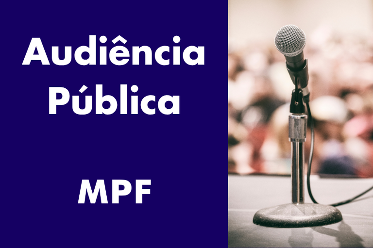 Card informativo dividido verticalmente em duas partes. À esquerda, em fundo azul-escuro, destaca-se o texto em letras brancas: "Audiência Pública" no topo e a sigla "MPF" na parte inferior. À direita, em primeiro plano, um microfone com pedestal metálico está posicionado sobre uma bancada. Ao fundo, uma plateia desfocada ocupa o auditório.
