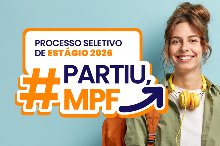 Uma jovem de pele clara, sorridente, de cabelos castanhos presos em um coque alto, ocupa o lado direito sobre fundo azul-claro. Ela usa fones de ouvido amarelos no pescoço, camiseta branca e camisa verde-oliva. À esquerda, em destaque gráfico, um balão branco com borda laranja exibe o texto: "PROCESSO SELETIVO DE ESTÁGIO 2026". Abaixo, uma grande hashtag laranja antecede as palavras "PARTIU, MPF" em letras azuis, seguidas por uma seta inclinada para cima e à direita.