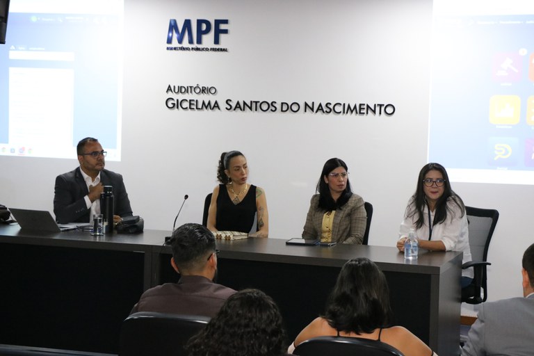 Foto mostra mesa que conduziu a reunião na sede do MPF em Sergipe.