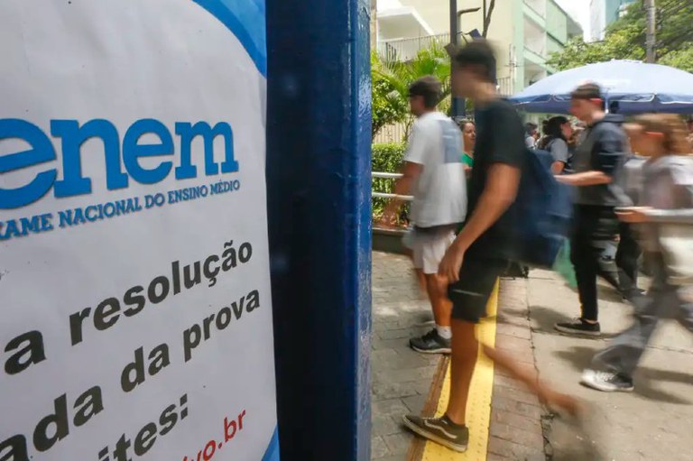 Foto mostra alunos entrando em escola para fazer a prova do Enem