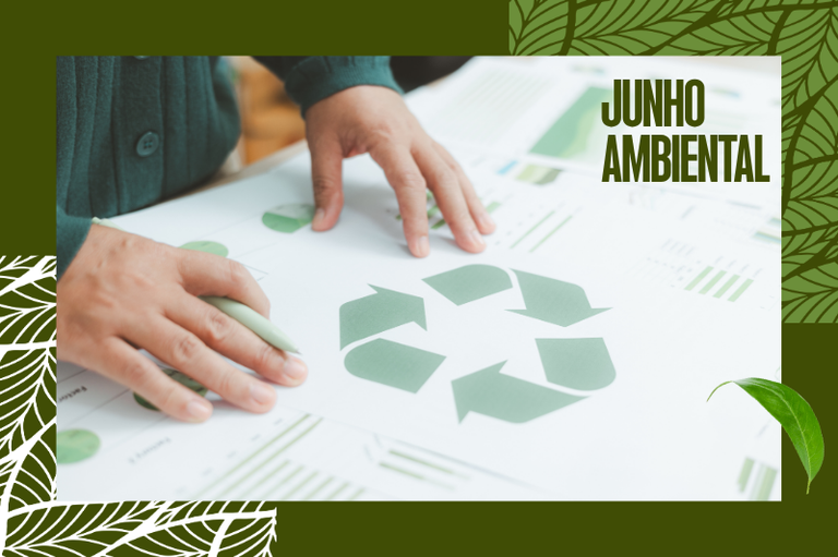 A imagem traz uma moldura verde-escuro com padrão de folhas e o texto "JUNHO AMBIENTAL". No centro, mãos analisam papéis com gráficos e um grande símbolo de reciclagem.