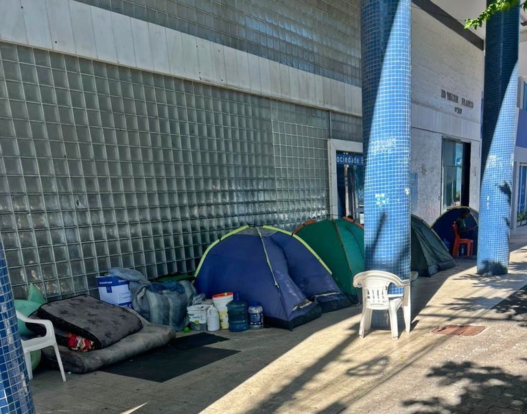 Foto mostra barracas de pessoas em situação de rua