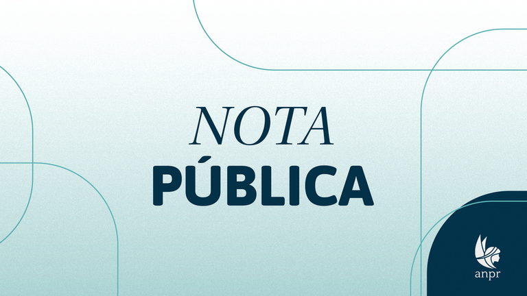 Imagem com fundo claro em tons de verde e branco e linhas curvas suaves. No centro, destaca-se o texto "NOTA PÚBLICA" em letras maiúsculas na cor azul-marinho. No canto inferior direito, há uma forma arredondada em azul-escuro com o logotipo e a sigla da ANPR.