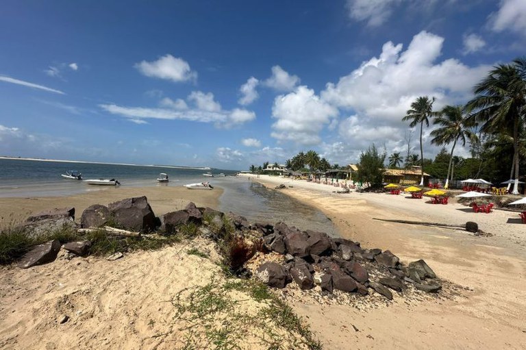 Foto mostra orla de uma praia