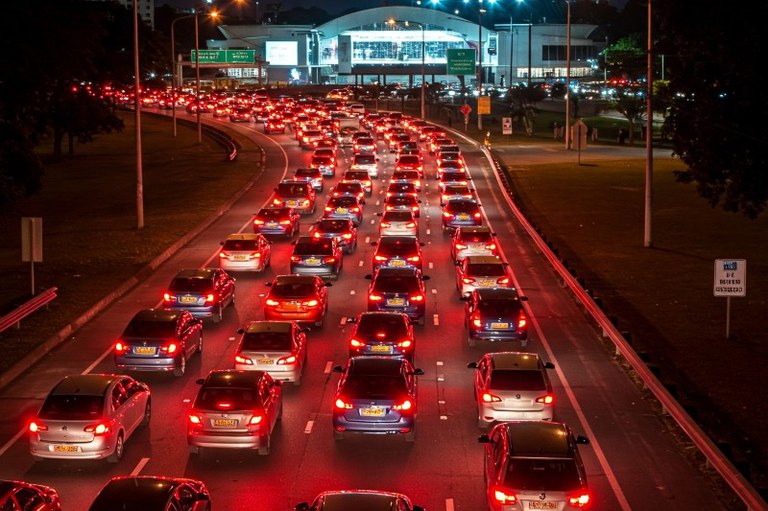 Foto mostra uma fila de carros em um engarrafamento