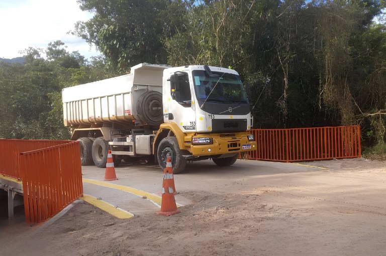 Imagem mostra caminhão sobre uma ponte
