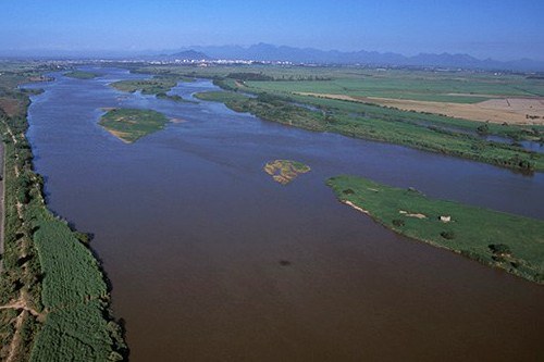 Foto aérea mostra rio Paraíba do Sul