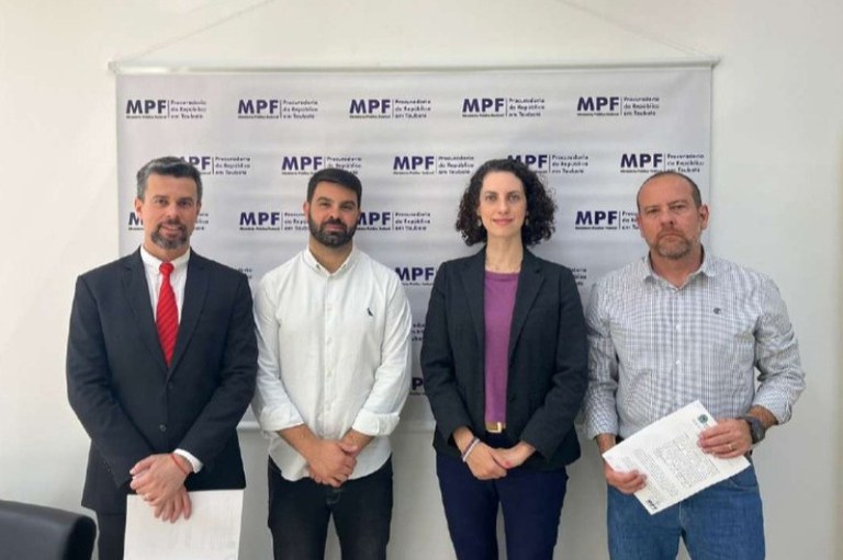 A foto mostra integrantes do MPF e da Prefeitura de Taubaté que assinaram o TAC.
