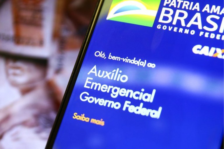Foto de um celular com o aplicativo do auxílio emergencial aberto