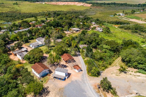 Imagem aérea da comunidade Salto do Pirapora mostrando casas e a mata ao redor