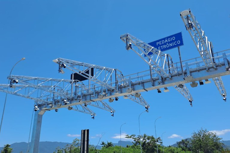Foto mostra torres de pedágio na Rodovia Tamoios, sistema semelhante será instalado na Via Dutra