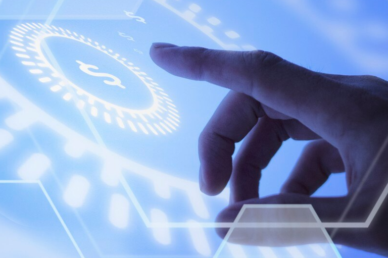 Foto mostra uma mão apertando um botão digital