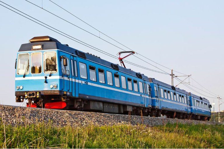 Foto mostra um trem passando por trilhos