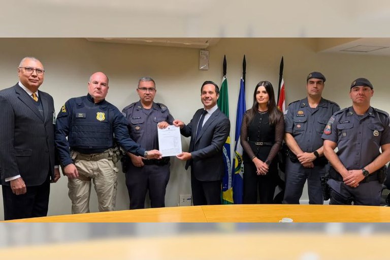 Foto mostra representantes do MPF, da PRF e da PM durante a assinatura do acordo entre as polícias.