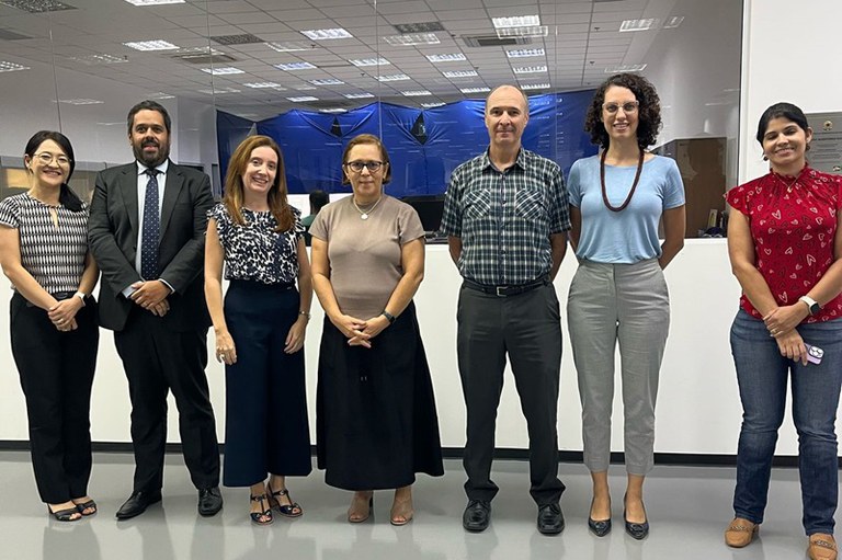 Foto mostra os sete participantes da visita ao Cemaden, cinco mulheres e dois homens.