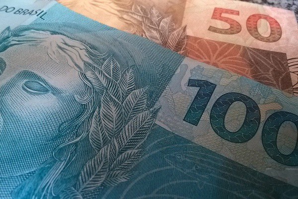 Imagem mostra notas de 50 e 100 reais sobrepostas