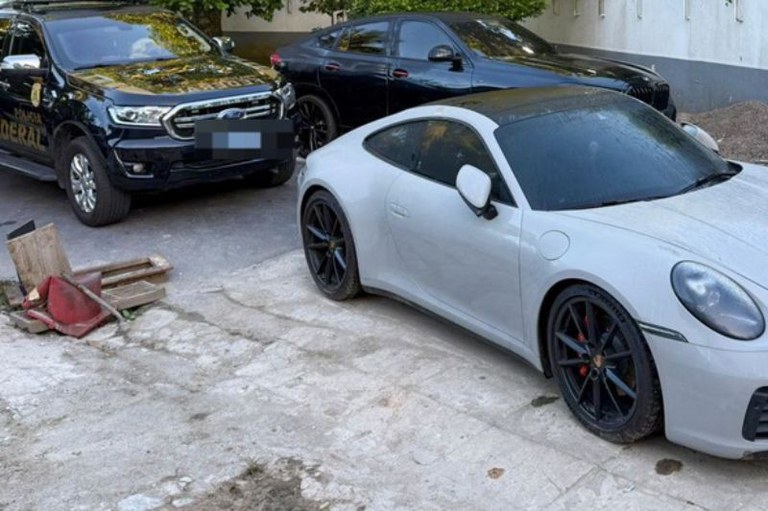 Imagem mostra veículos de luxo estacionados em um pátio