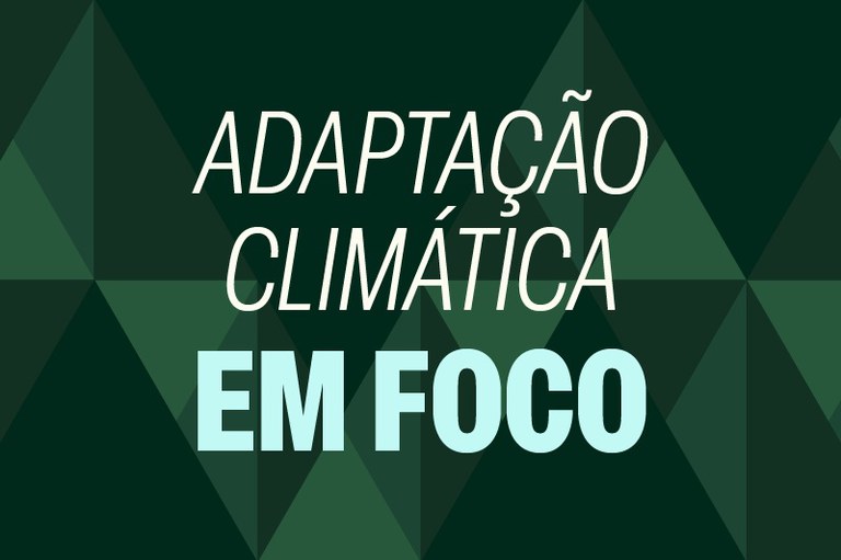 Card com fundo geométrico em tons de verde-escuro e o texto centralizado em letras maiúsculas brancas e azul-claro dizendo: "ADAPTAÇÃO CLIMÁTICA EM FOCO".