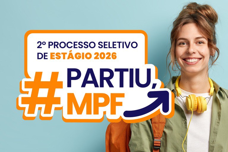 A imagem traz uma mulher jovem, sorridente, com cabelo preso e fones de ouvido amarelos no pescoço. Ela usa uma camisa verde-clara aberta e tem uma mochila nas costas. Ao lado dela, há um grande balão de texto em formato de "comentário de redes sociais" com a frase "2º PROCESSO SELETIVO DE ESTÁGIO 2026" em azul e a palavra "ESTÁGIO" em laranja. Abaixo do texto, a hashtag "#PARTIU, MPF" aparece em destaque, em cores azul e laranja. Uma seta azul aponta para o nome do MPF. O fundo é azul-claro.