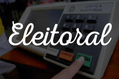 A palavra "Eleitora" está sob um fundo translúcido escuro. Ao fundo, é possível ver uma urna de votação eletrônica.
