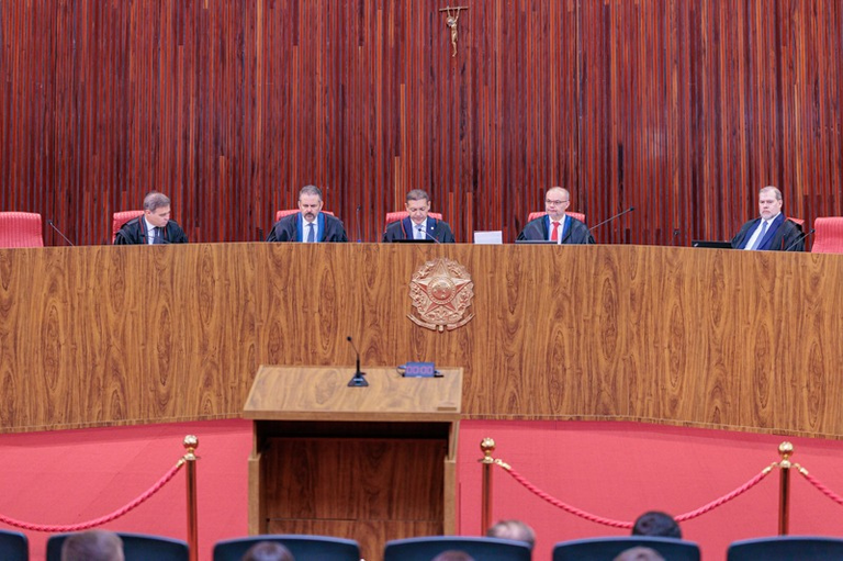 Foto mostra o plenário do Tribunal Superior Eleitoral (TSE), com cinco ministros sentados durante sessão de julgamento.