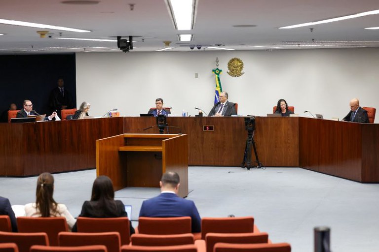 Foto do Julgamento da Ação Penal 2670, que ocorreu na Primeira Turma do Supremo Tribunal Federal. É possível ver os ministros que compõe a Primeira Turma e o subprocurador-geral da República Paulo Vasconcelos Jacobina.