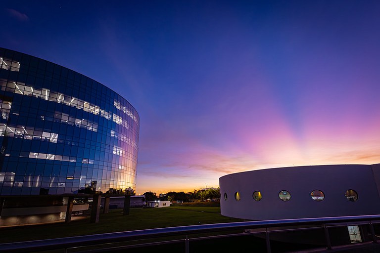 Foto do pôr do Sol. Edifío-sede da procuradoria-geral da República