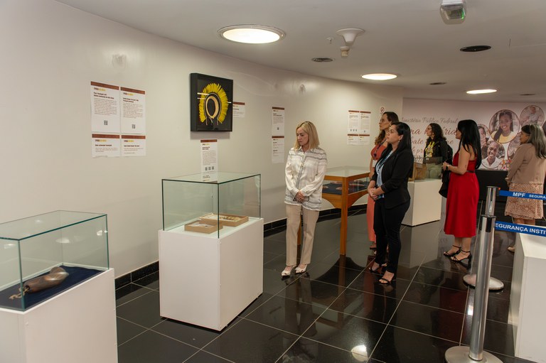 Imagem de pessoas visitando a exposição