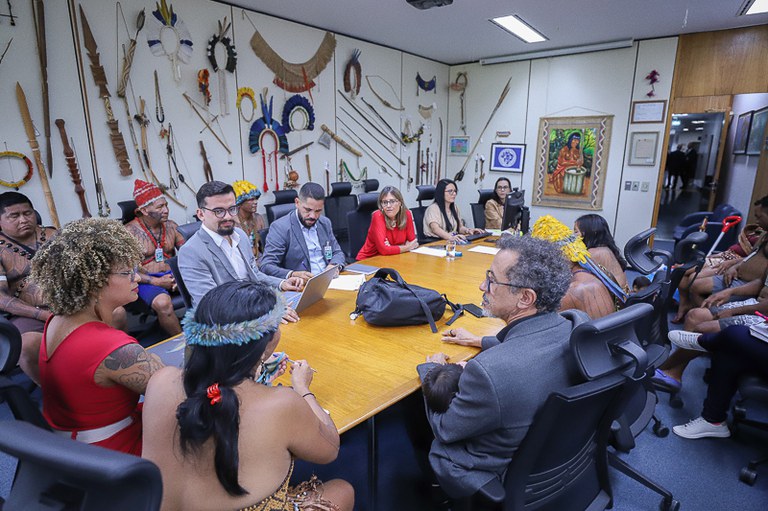 Foto de sala de reuniões com procuradores do MPF e indígenas