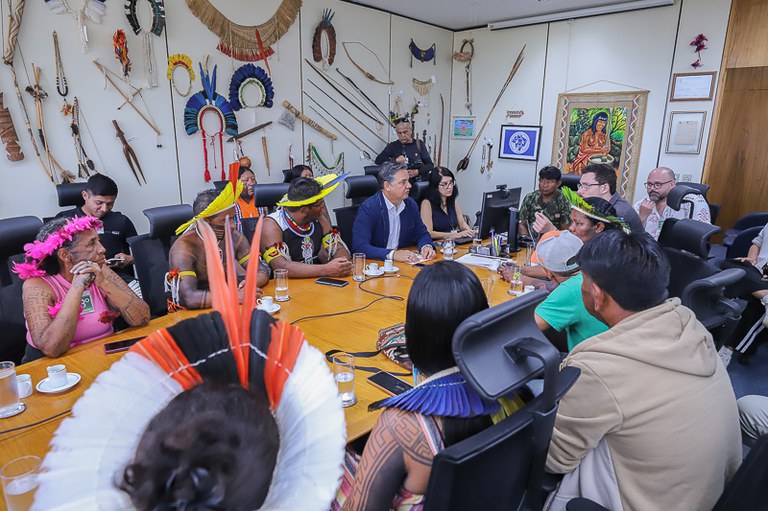 Foto de sala de reuniões com muitos indígenas