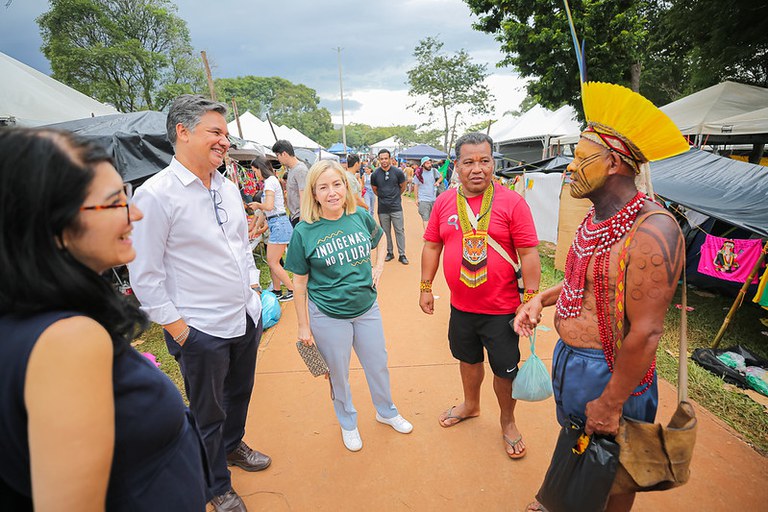 Foto de procuradores no Acampamento Terra Livre, durante conversa com indígenas