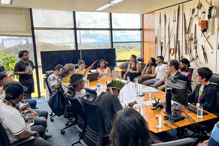 Indígenas e procuradores do MPF ao redor de uma grande mesa de reuniões