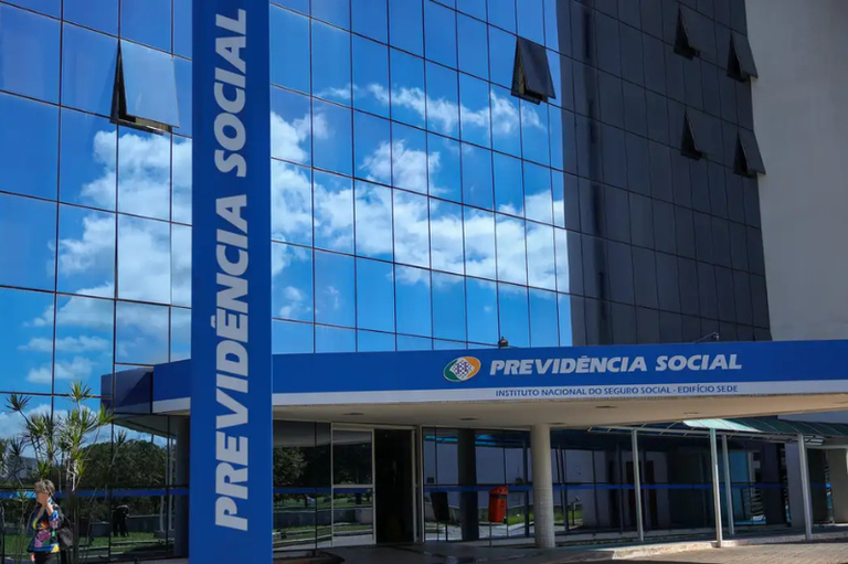 Foto da fachada da sede do INSS, em Brasília