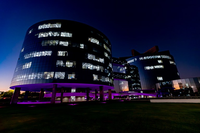Foto do prédio da procuradoria-geral da República iluminado na cor lilás.