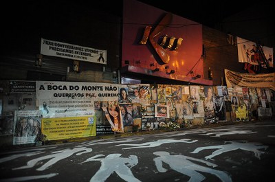 Foto da fachada da Boate Kiss com homenagem, fotos e faixas, aos jovens que morreram na tragédia