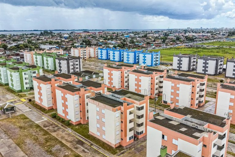 Foto aérea de unidades habitacionais do Empreendimento Junção Rio Grande Entidades (RS), no âmbito do Programa Minha Casa, Minha Vida. Foto tirada em 20/01/2026