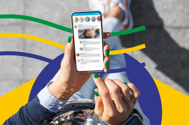 Imagem de uma pessoa usando o celular e a identidade visual do Ministério Público nas Eleições 2026, que possui elementos com as cores da bandeira do Brasil