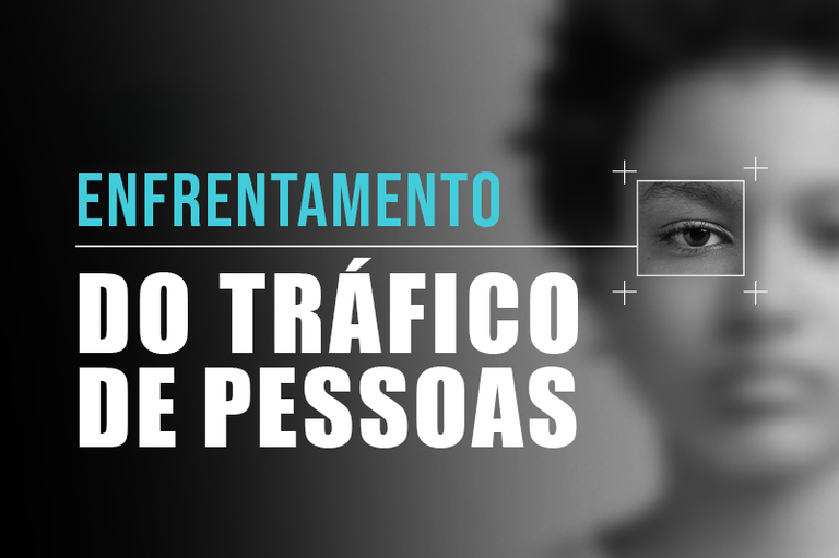 Banner com fundo degradê do preto ao cinza traz o texto "ENFRENTAMENTO DO TRÁFICO DE PESSOAS". Ao lado, o rosto desfocado de uma pessoa negra tem apenas um dos olhos em destaque e nítido dentro de um enquadramento quadrado, sugerindo monitoramento.