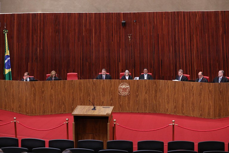 Imagem do plenário do TSE em que aparecem os  ministros do TSE e o vice-procurador-geral Eleitoral, Alexandre Espinosa.